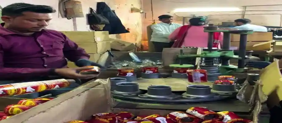 फैक्ट्री में बल्ब बनता देख रहे जाएंगे आप भी दंग_8155