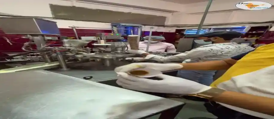 विभिन्न प्रकार की आइसक्रीम बनाने वाली फैक्ट्री_6781