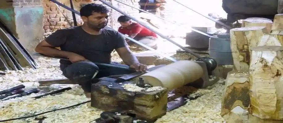 लकड़ी की कटिंग कर बना रहे शानदार म्यूजिकल इंस्ट्रूमेंट_7578