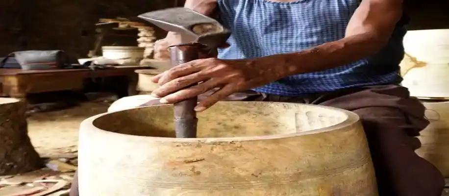 लकड़ी की कटिंग कर बना रहे शानदार म्यूजिकल इंस्ट्रूमेंट_7578