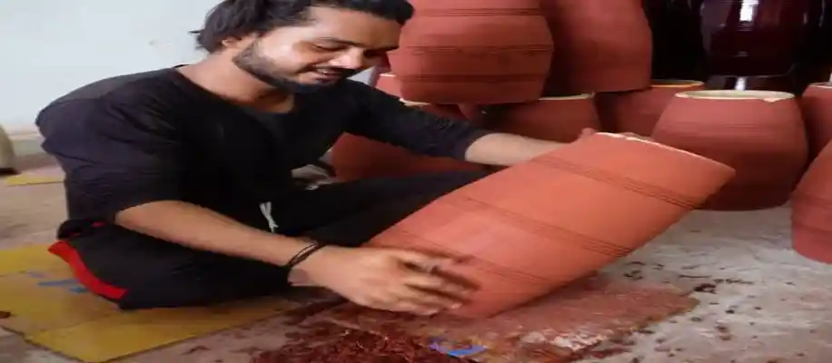 लकड़ी की कटिंग कर बना रहे शानदार म्यूजिकल इंस्ट्रूमेंट_7578