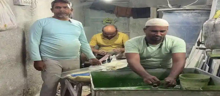 हाथों की जादूगरी कांच को तरास कर बनाते हैं शानदार डिजाइन_2468
