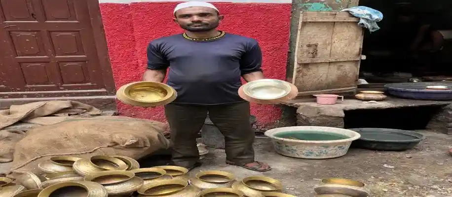 पीतल के बर्तनों पर कलाई करने की अद्भुत कला_4469