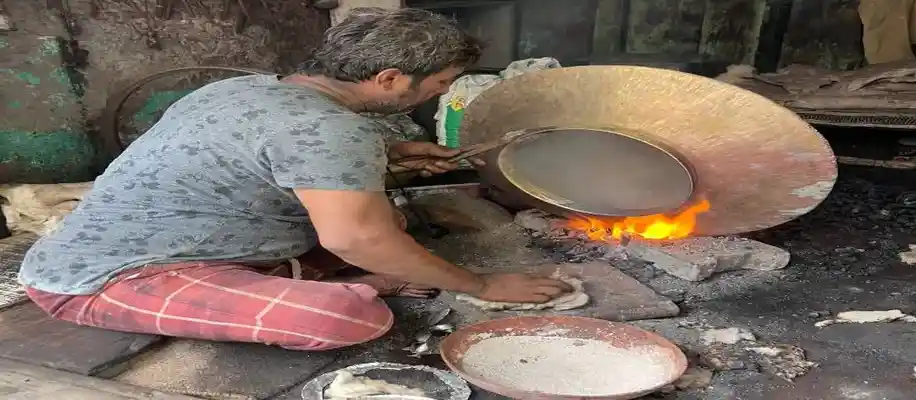 पीतल के बर्तनों पर कलाई करने की अद्भुत कला_4469