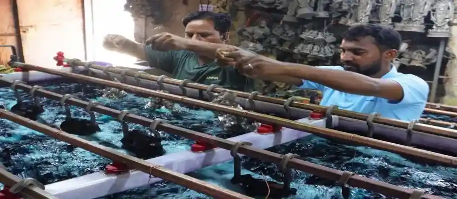 विशेष तकनीक से धात्विक मूर्तियां बनाने की चमत्कारी कला_6609