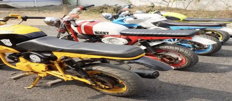 Dhanraj Motorcycles: पुरानी बाइकों को नया लुक देने वाला शानदार वर्कशॉप_8292