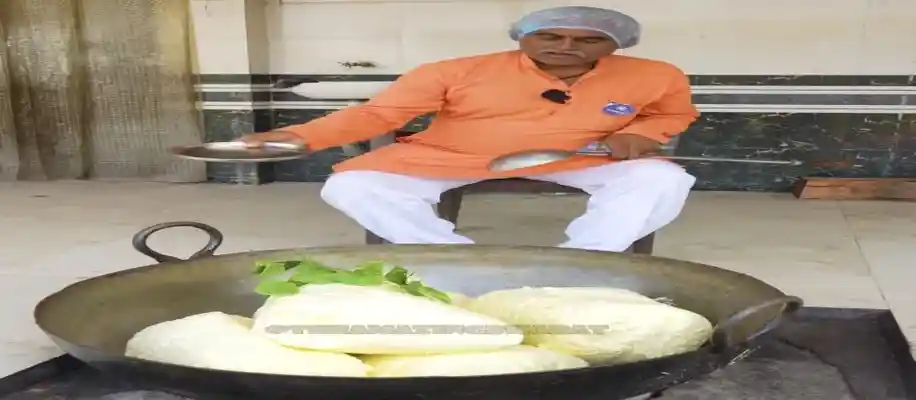 गोबर से बना घर और शुद्ध घी का कारखाना_8002