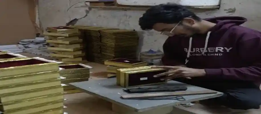 सोने जैसे चमकते डिज़ाइनर बॉक्स – भारत जी का एक अनोखा एक्सपेरिमेंट_3142