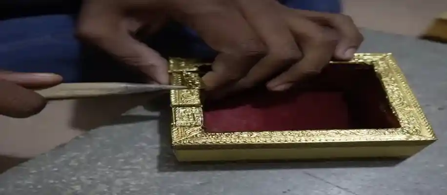 सोने जैसे चमकते डिज़ाइनर बॉक्स – भारत जी का एक अनोखा एक्सपेरिमेंट_3142