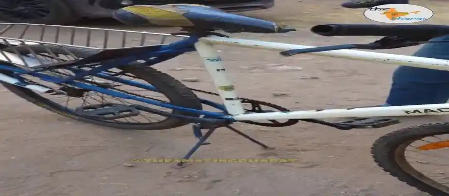 अनोखी 9 फीट लंबी अजूबा साइकिल_4371