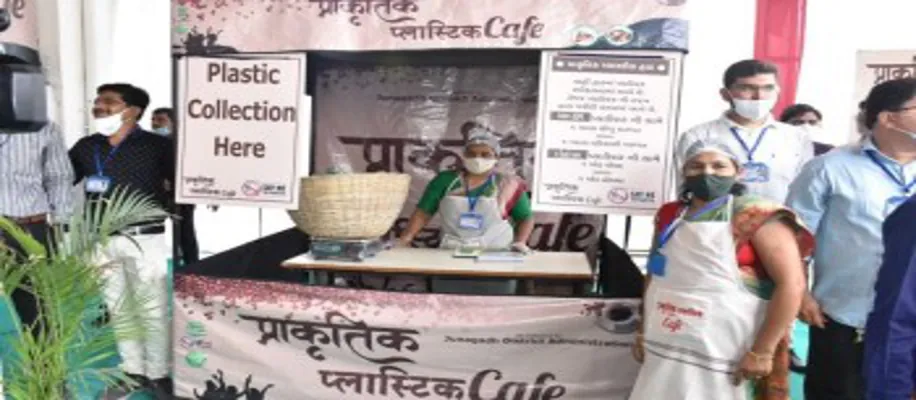 प्लास्टिक से मिलने खाना_1798