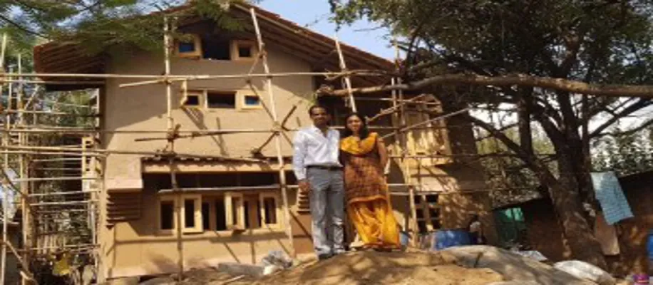 मिट्टी का दो मंज़िला घर, जिसे देखकर रह जायंगे दंग_3678