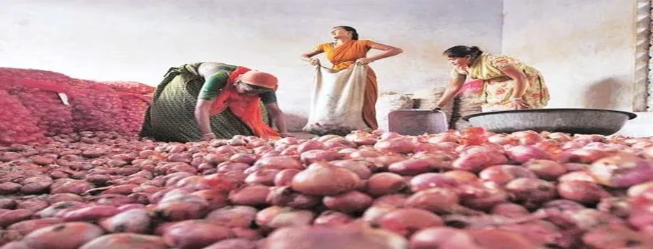 प्याज निकाल रहा है किसानों के आंसू, कई मंडियों में भाव 2-3 रुपये तक रह गए