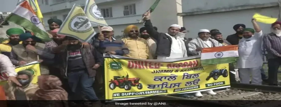 देश भर में कई जगहों पर रोकी गईं ट्रेनें