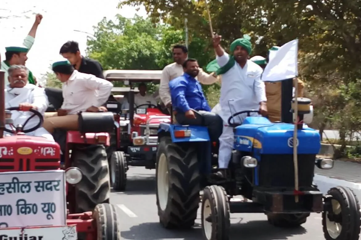 पश्चिमी उत्तर प्रदेश में पुराने ट्रैक्टरों पर प्रतिबंध के विरोध मैं किसानों का प्रदर्शन 