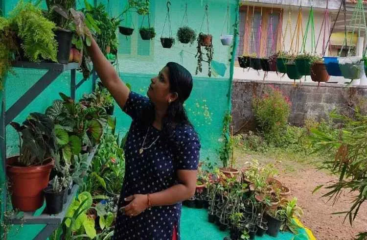 ऑर्नामेंटल पौधे उगाकर कमाती हैं 30,000 रुपये हर महीने