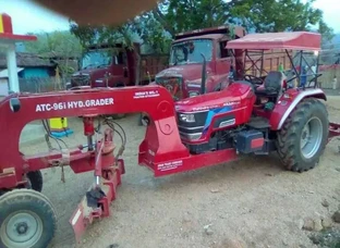Tractor grader available on rent